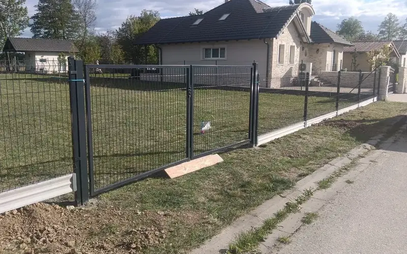 Antracitový 3D plot s bránkou pri rodinnom dome