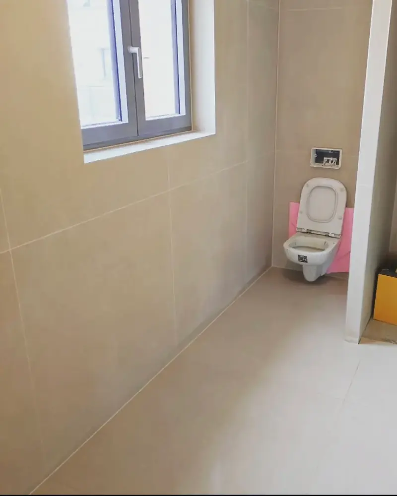 Kúpeľňa s veľkoformátovou dlažbou a závesným WC