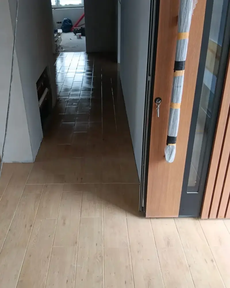 Chodba s dlažbou v dizajne dreva