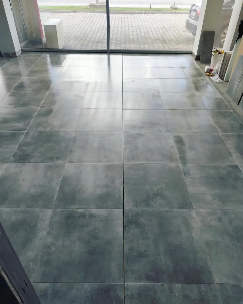 Veľkoformátová sivá dlažba v obývacom priestore