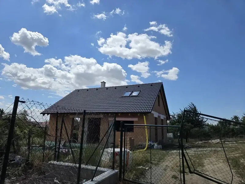 Hotový rodinný dom so strechou