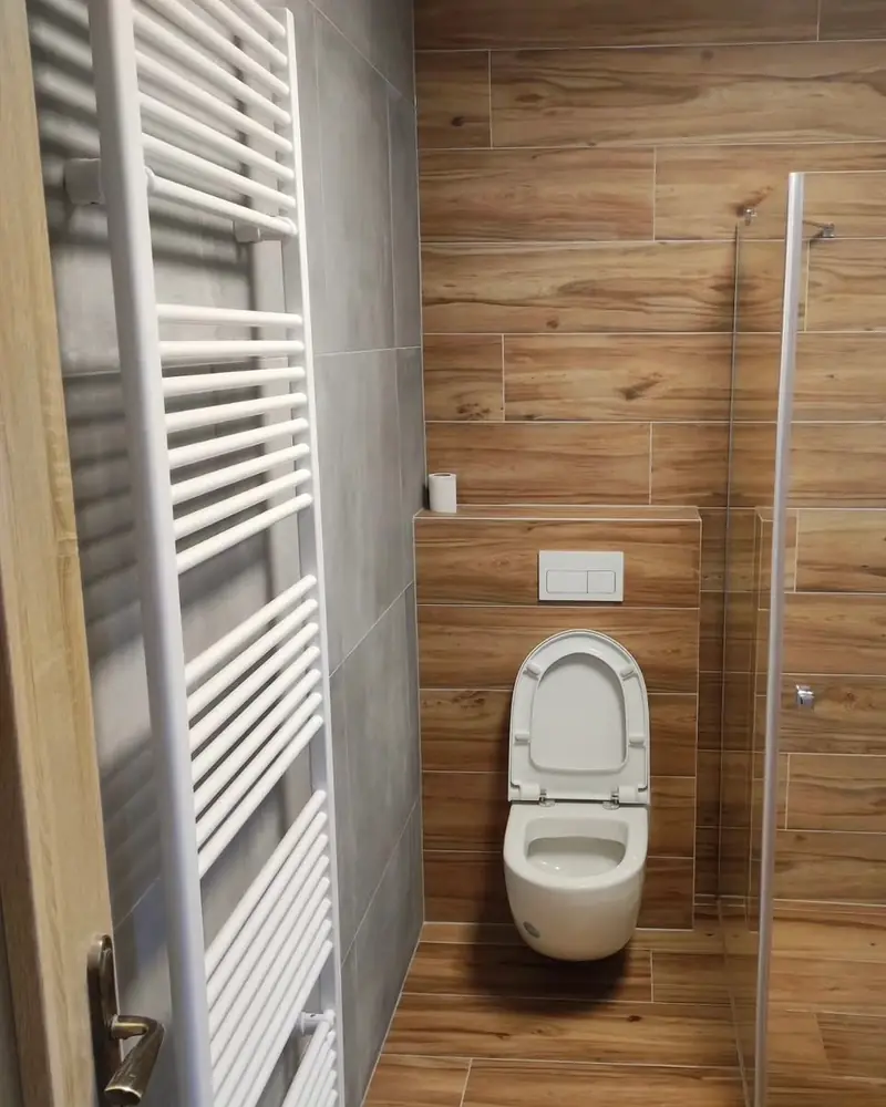 Kúpeľňa s obkladom v dizajne dreva a sprchovým kútom