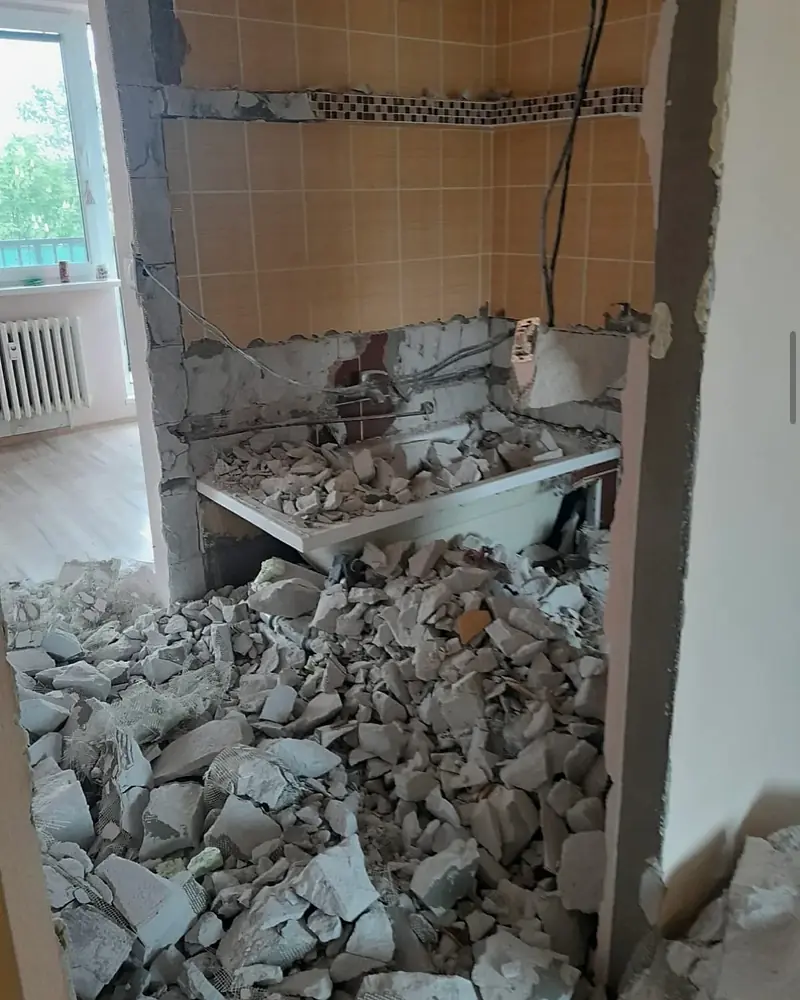Kúpeľňa počas búracích prác plná sutiny
