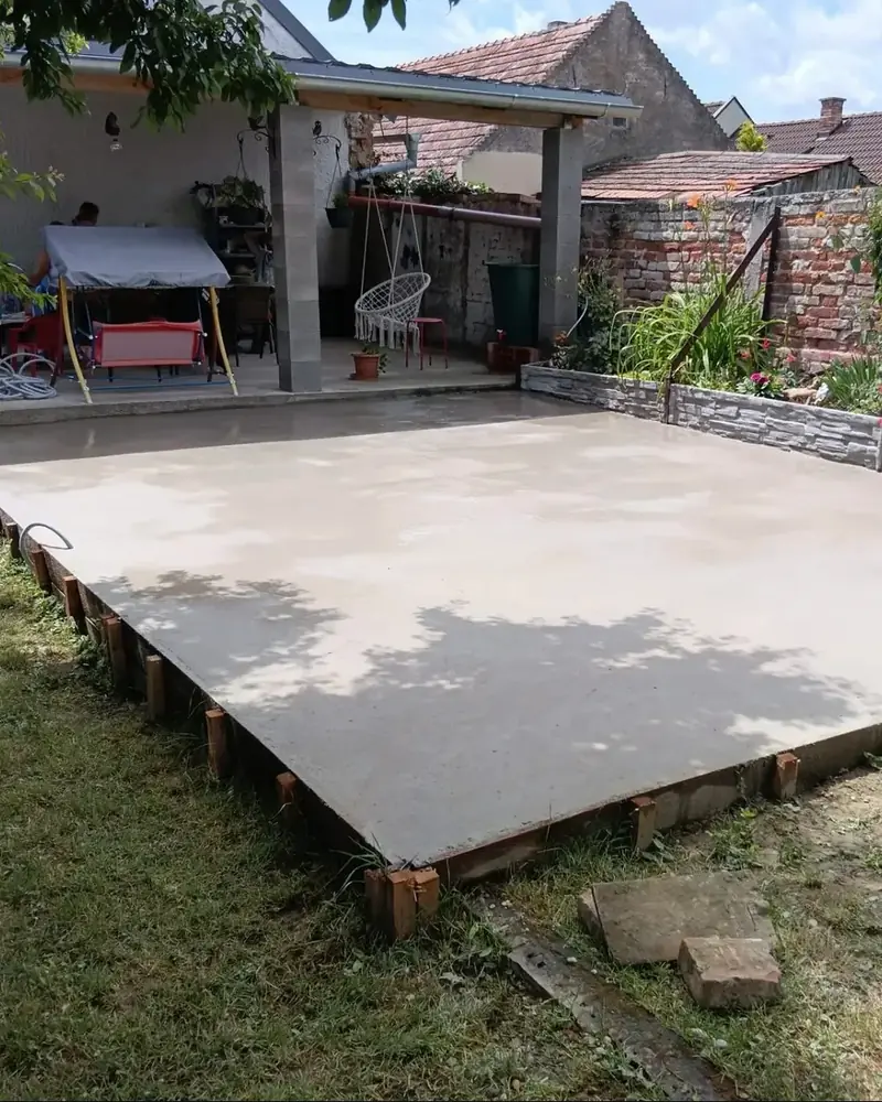 Betónová platňa pod bazén v záhrade