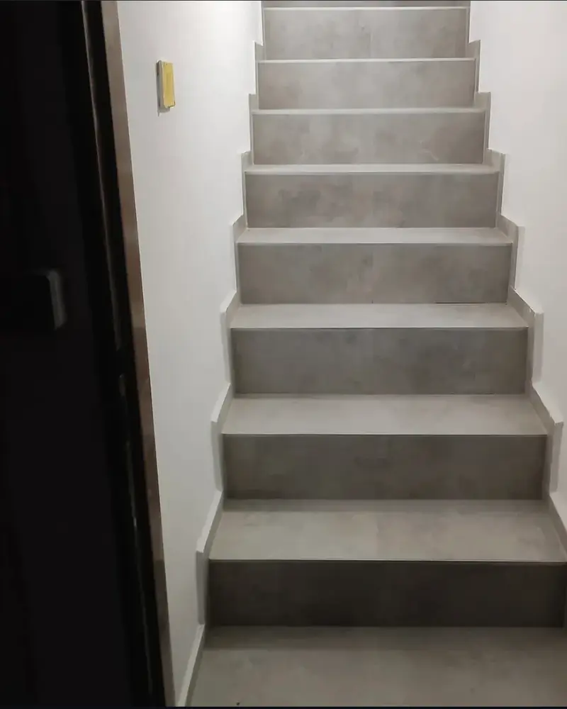 Vnútorné schodisko so sivou dlažbou