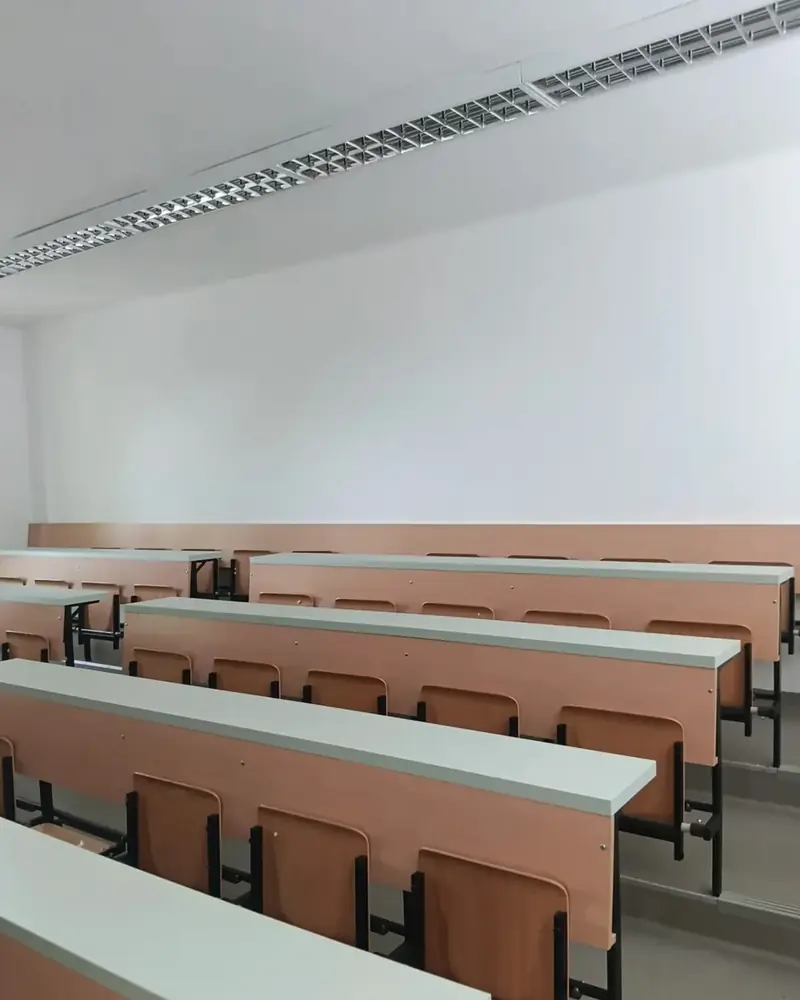 Hotová učebňa s novými lavicami