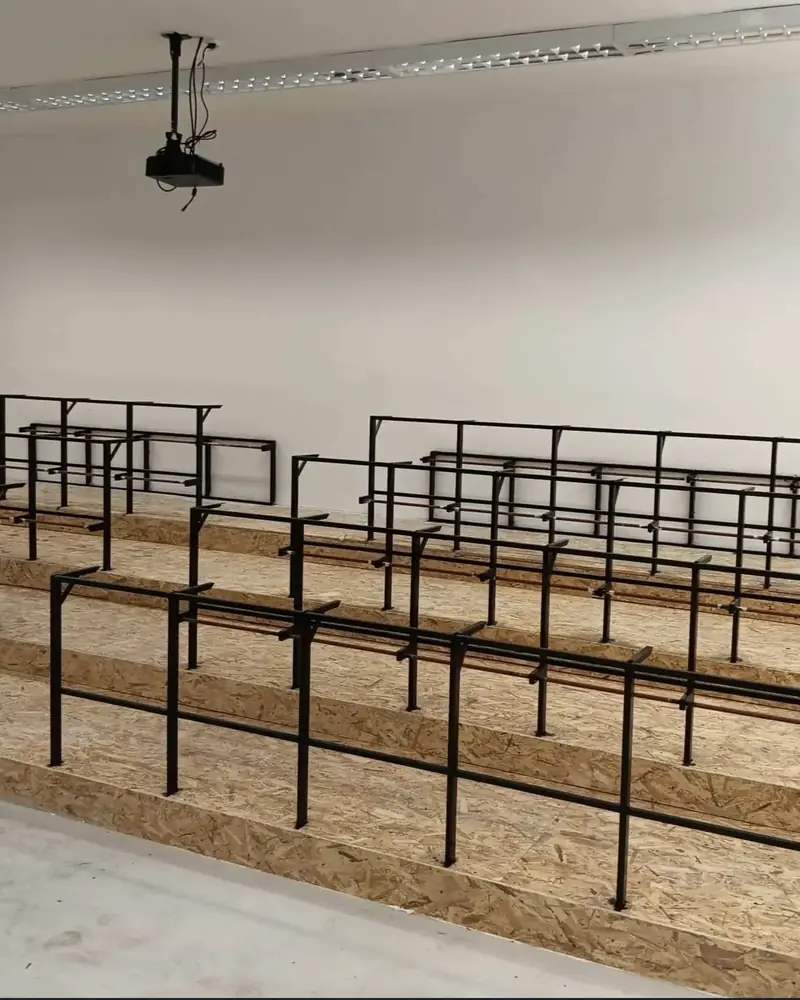 Učebňa počas rekonštrukcie s kovovými konštrukciami lavíc
