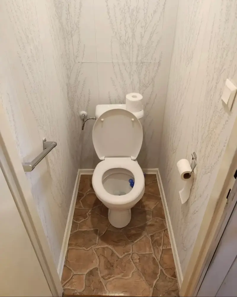 WC s dlažbou v dizajne kameňa