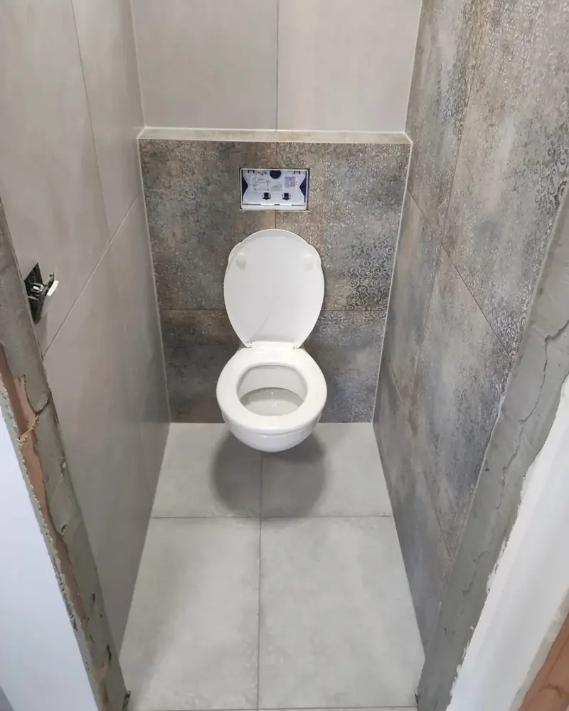 WC s veľkoformátovým obkladom