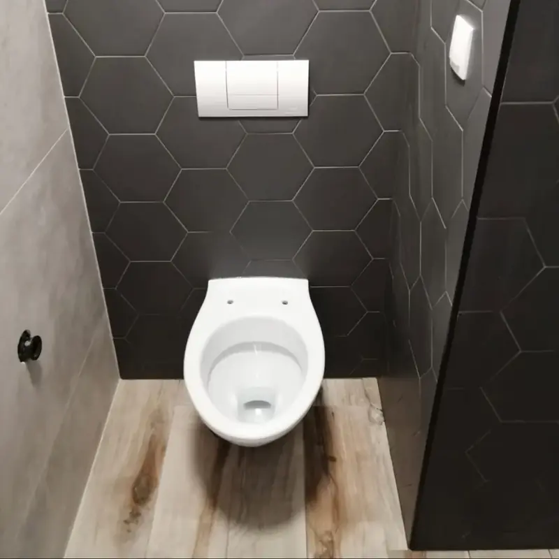 Hotové WC s tmavým hexagonovým obkladom