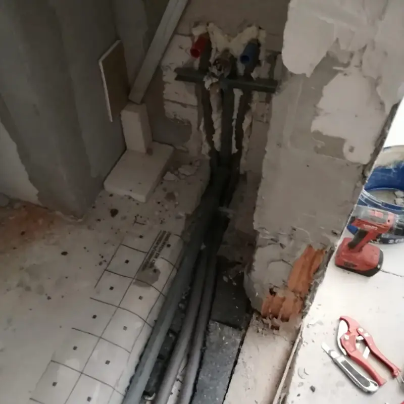 WC počas rekonštrukcie s novými rozvodmi vody