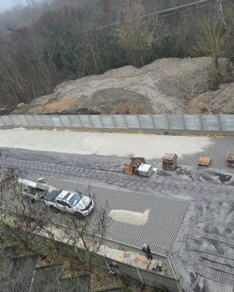 Pokládka zámkovej dlažby a hotový betónový plot